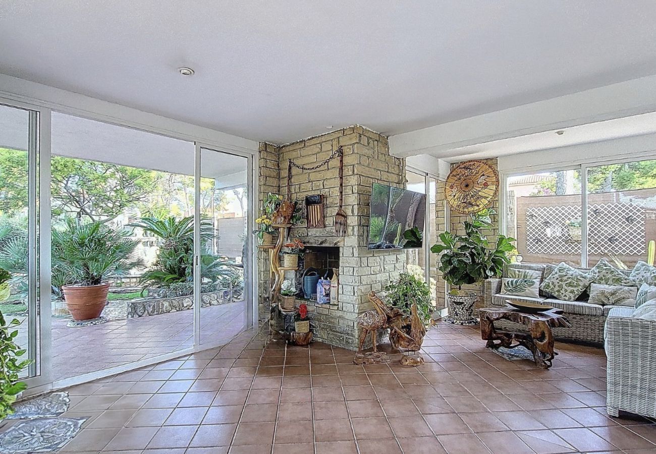 Villa in Cunit - Traditional Elegance 1km to beach