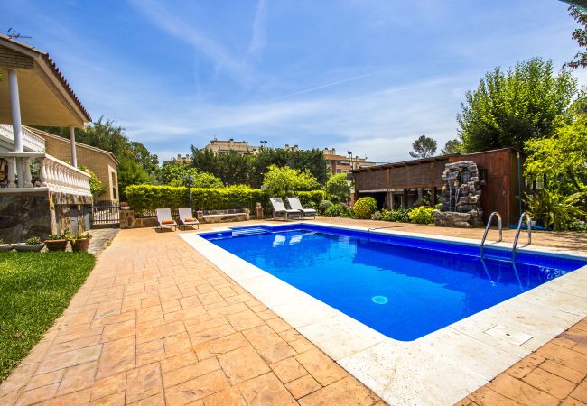 Villa in Sabadell - Nature, pool, tennis, 15 minutes to Barcelona! Villa in Sabadell - Nature, pool, tennis, 15 minutes to Barcelona!