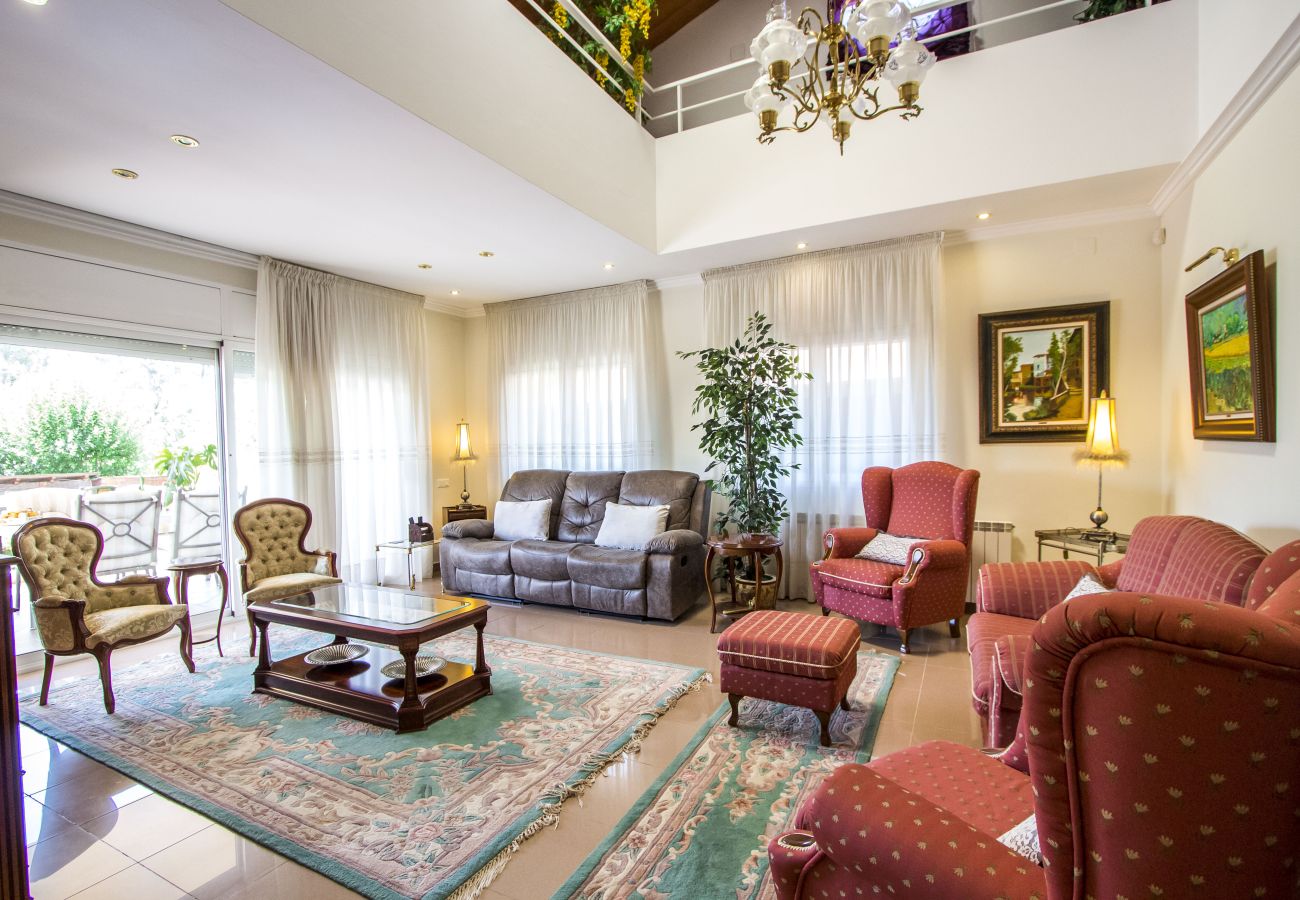 Villa in Sabadell - Nature, pool, tennis, 15 minutes to Barcelona!