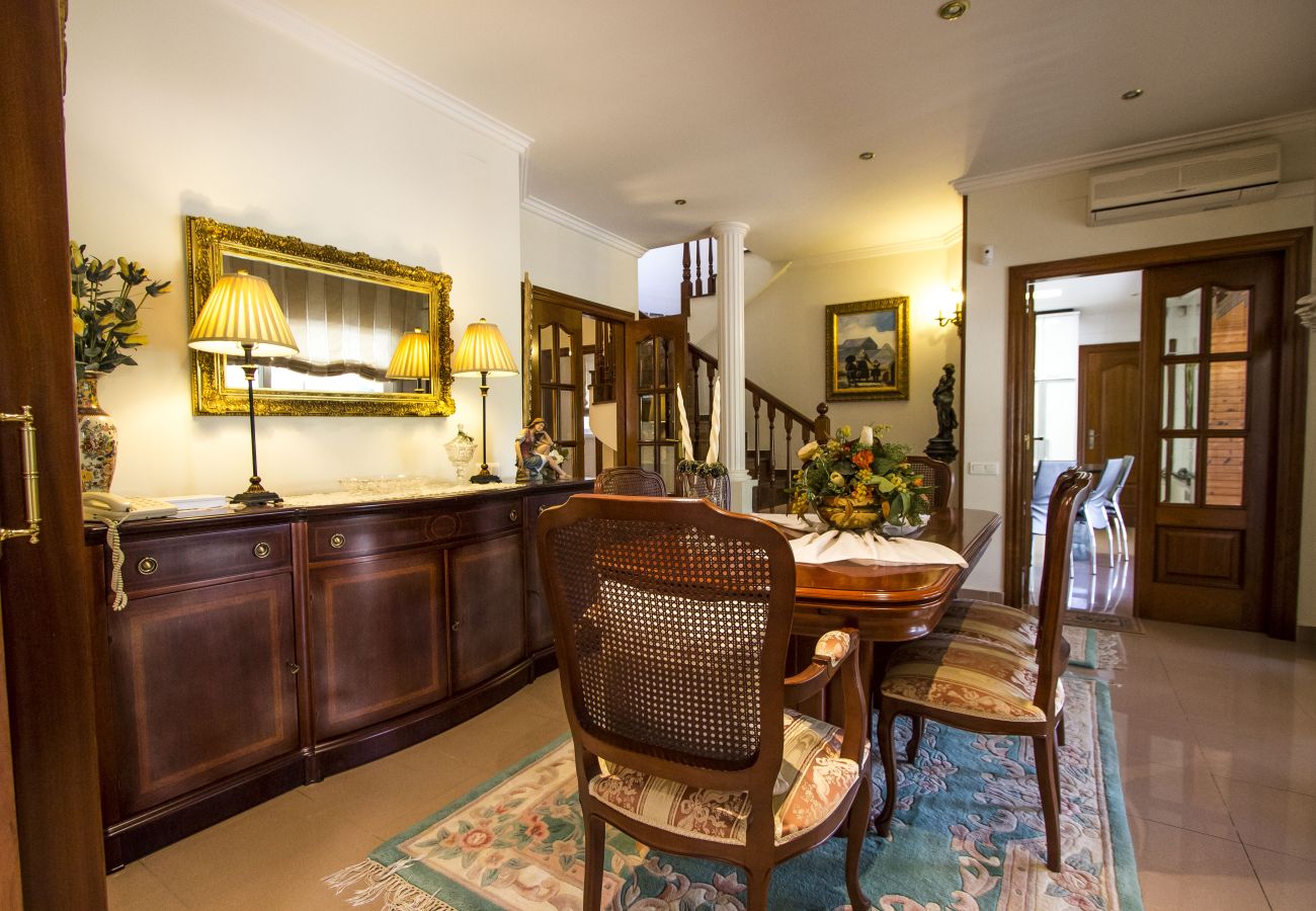 Villa in Sabadell - Nature, pool, tennis, 15 minutes to Barcelona!