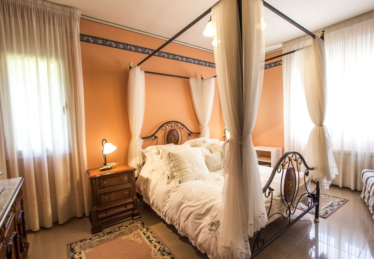 Villa in Sabadell - Nature, pool, tennis, 15 minutes to Barcelona!