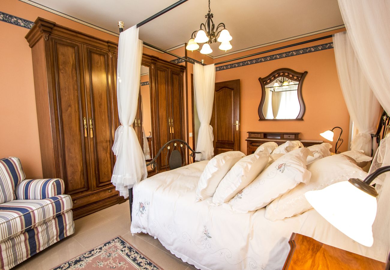 Villa in Sabadell - Nature, pool, tennis, 15 minutes to Barcelona!