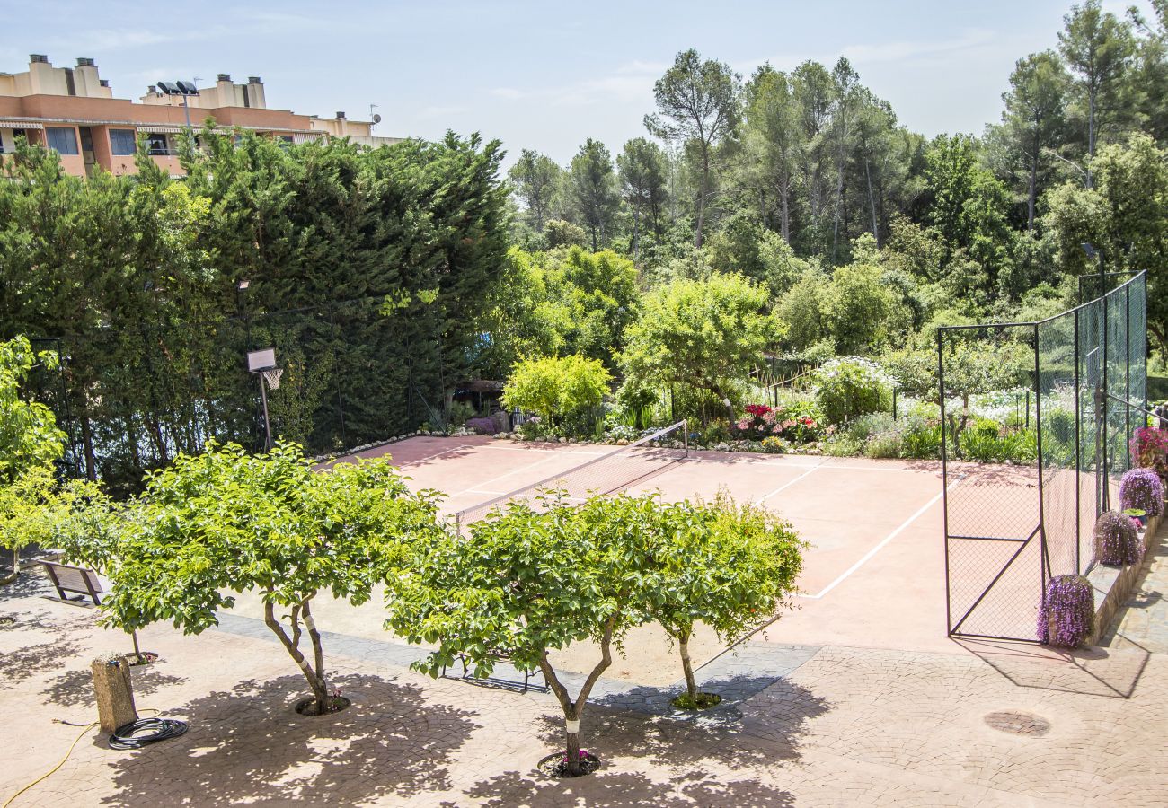 Villa in Sabadell - Nature, pool, tennis, 15 minutes to Barcelona!