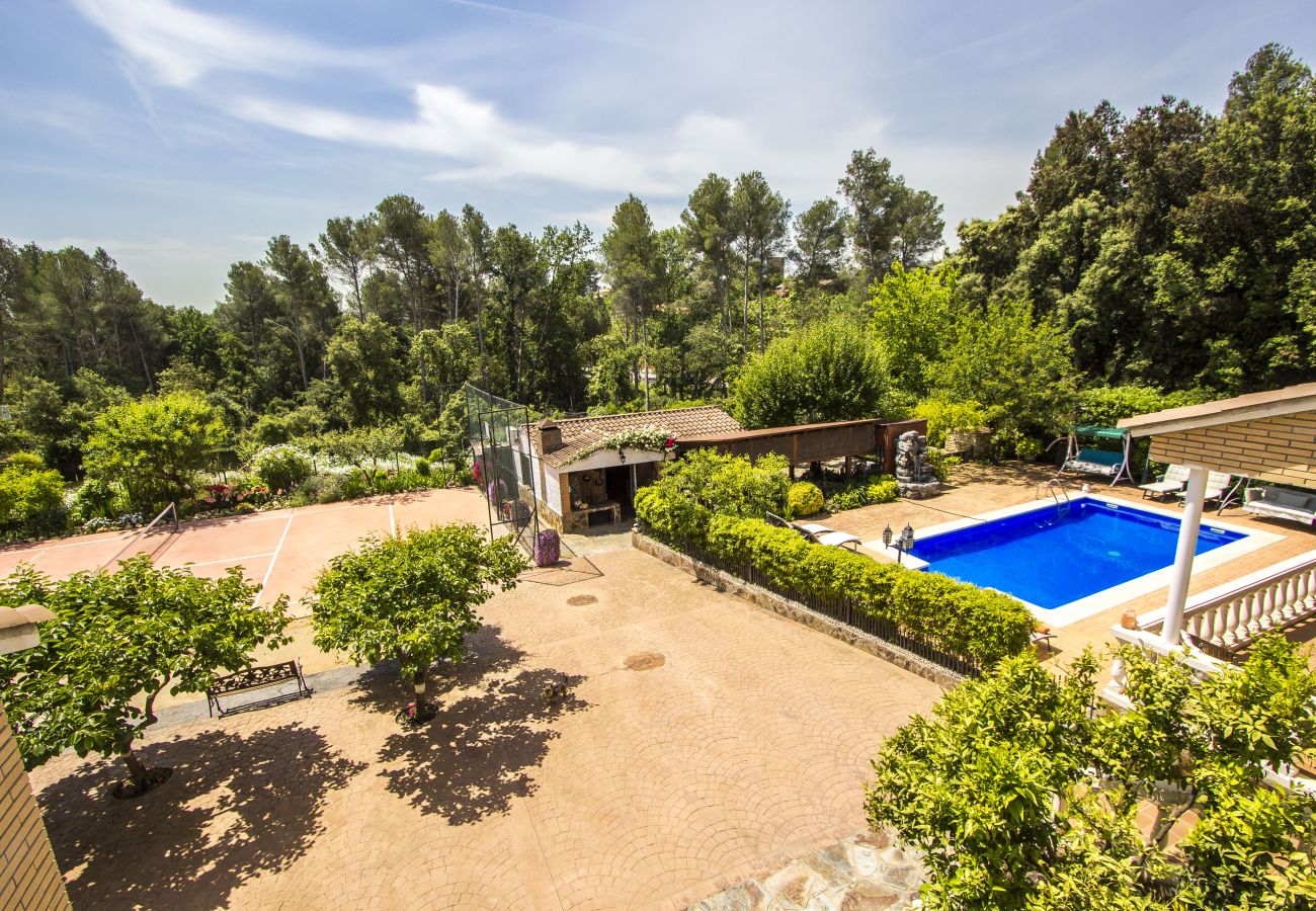 Villa in Sabadell - Nature, pool, tennis, 15 minutes to Barcelona!