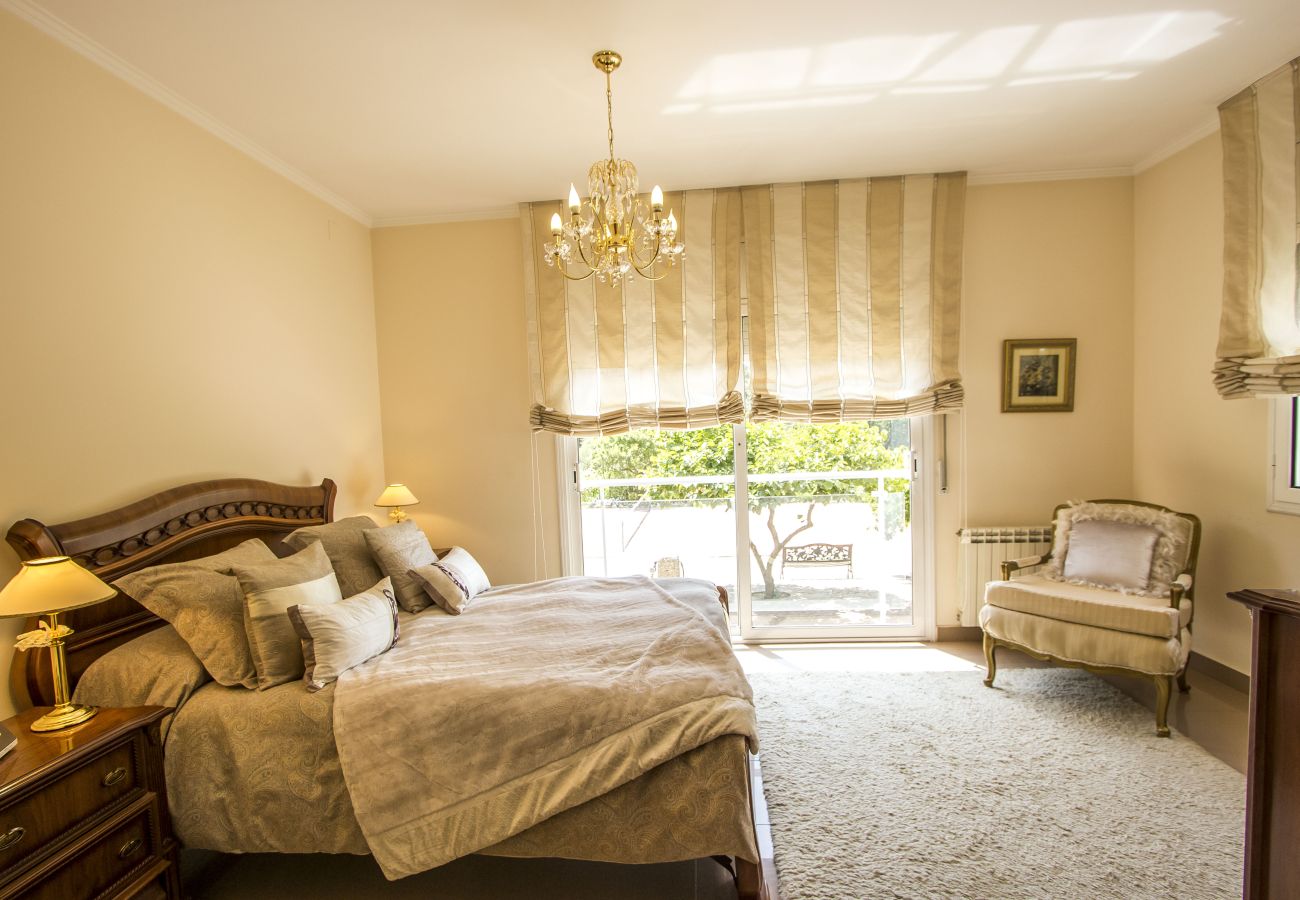 Villa in Sabadell - Nature, pool, tennis, 15 minutes to Barcelona!
