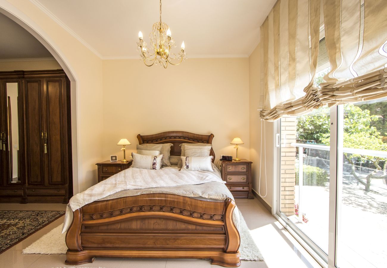 Villa in Sabadell - Nature, pool, tennis, 15 minutes to Barcelona!
