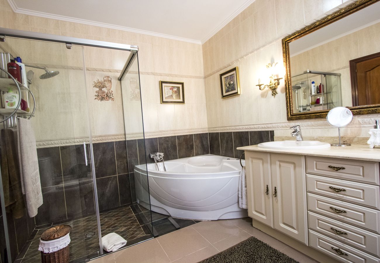 Villa in Sabadell - Nature, pool, tennis, 15 minutes to Barcelona!