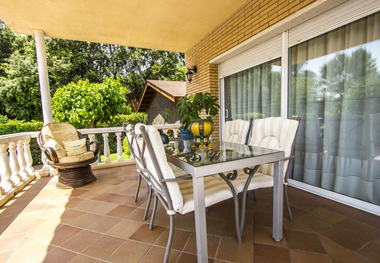 Villa in Sabadell - Nature, pool, tennis, 15 minutes to Barcelona!
