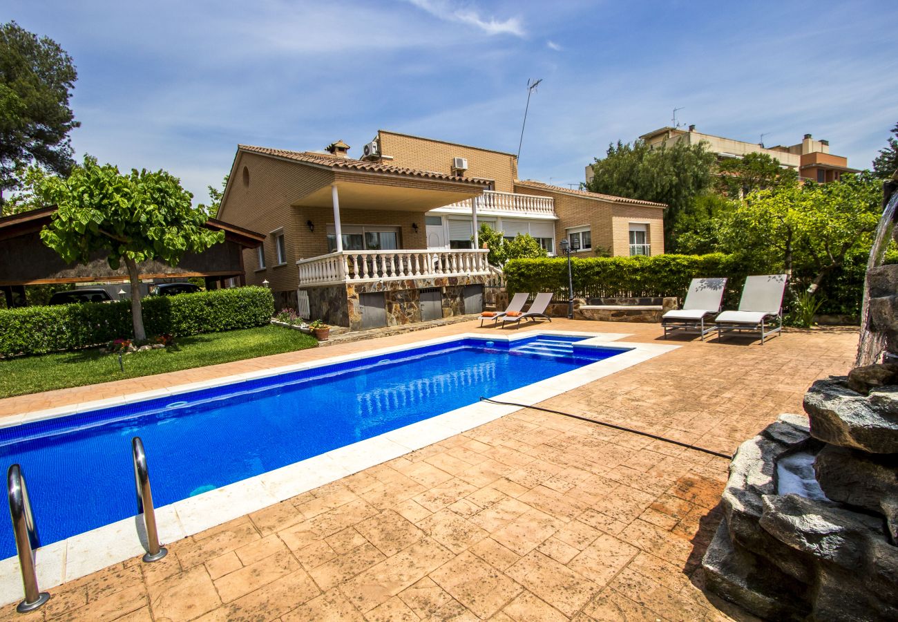 Villa in Sabadell - Nature, pool, tennis, 15 minutes to Barcelona!
