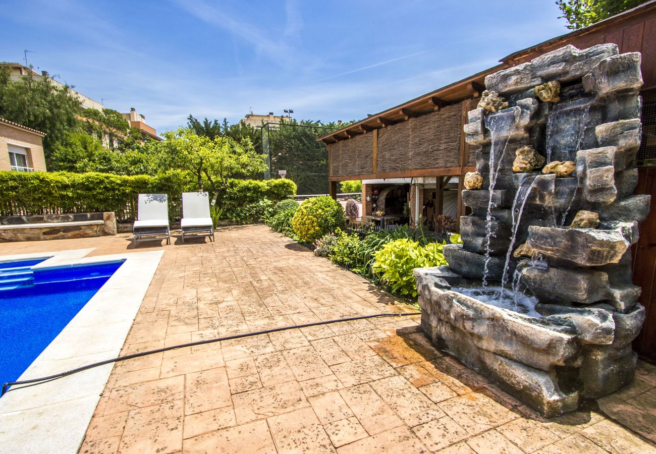 Villa in Sabadell - Nature, pool, tennis, 15 minutes to Barcelona!
