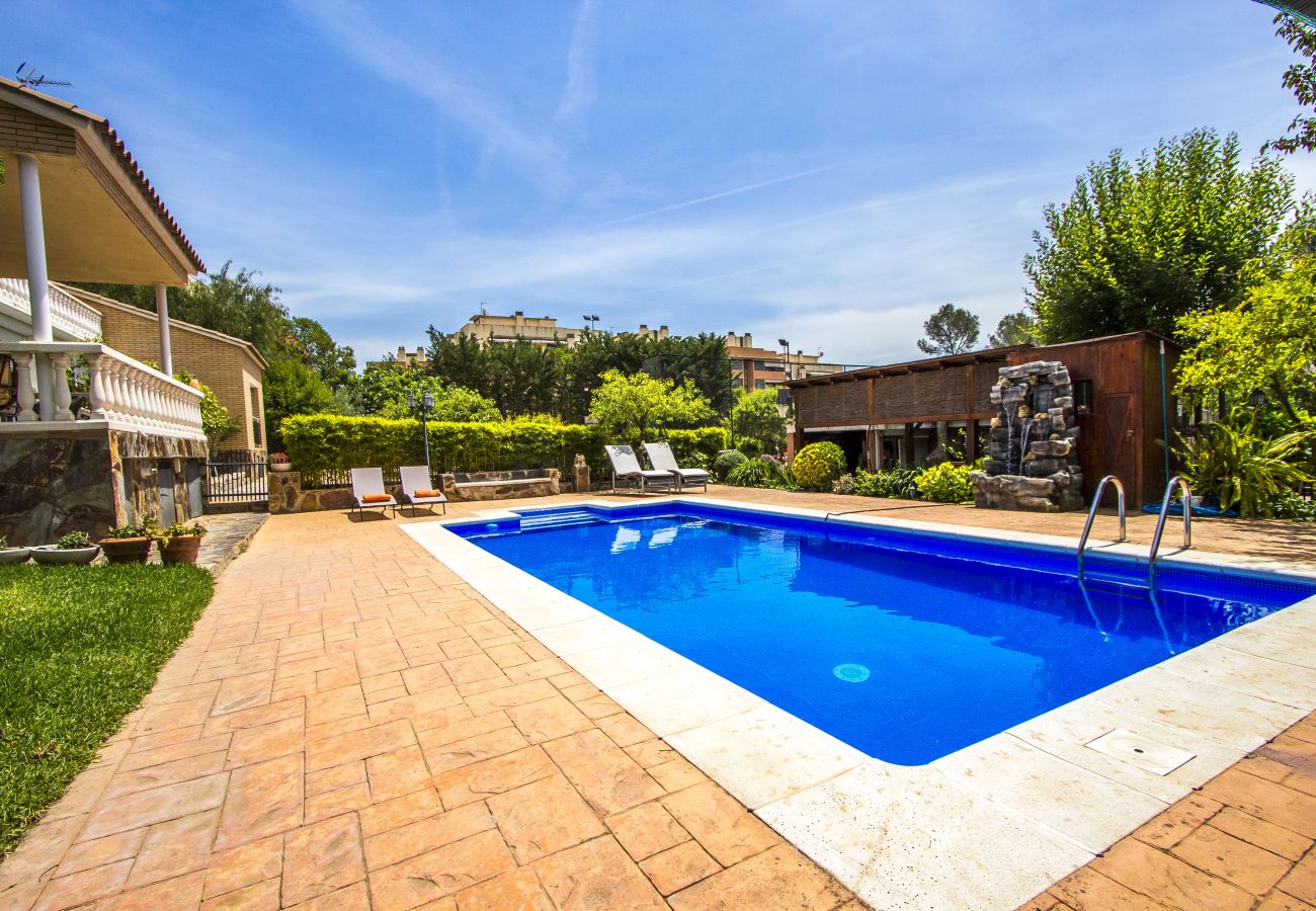 Villa in Sabadell - Nature, pool, tennis, 15 minutes to Barcelona!