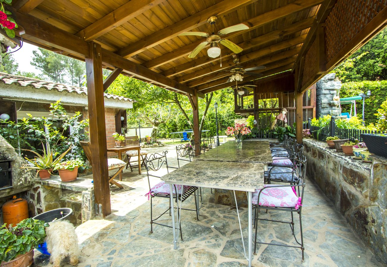 Villa in Sabadell - Nature, pool, tennis, 15 minutes to Barcelona!