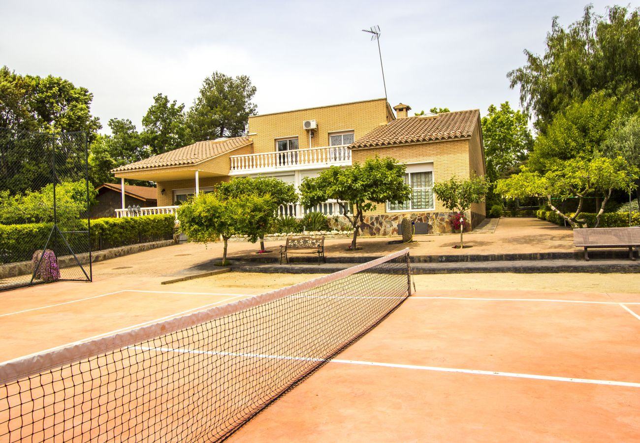Villa in Sabadell - Nature, pool, tennis, 15 minutes to Barcelona!