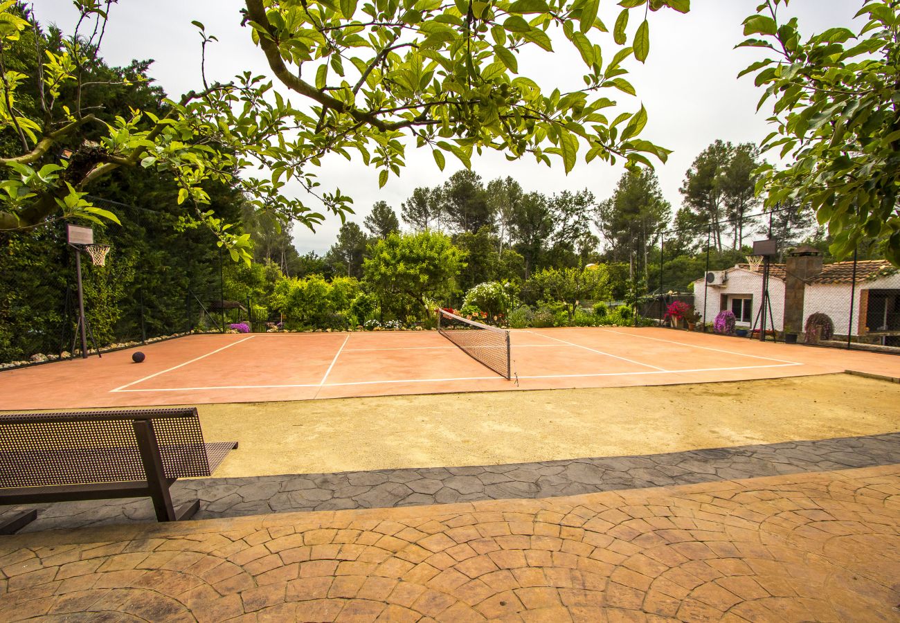 Villa in Sabadell - Nature, pool, tennis, 15 minutes to Barcelona!