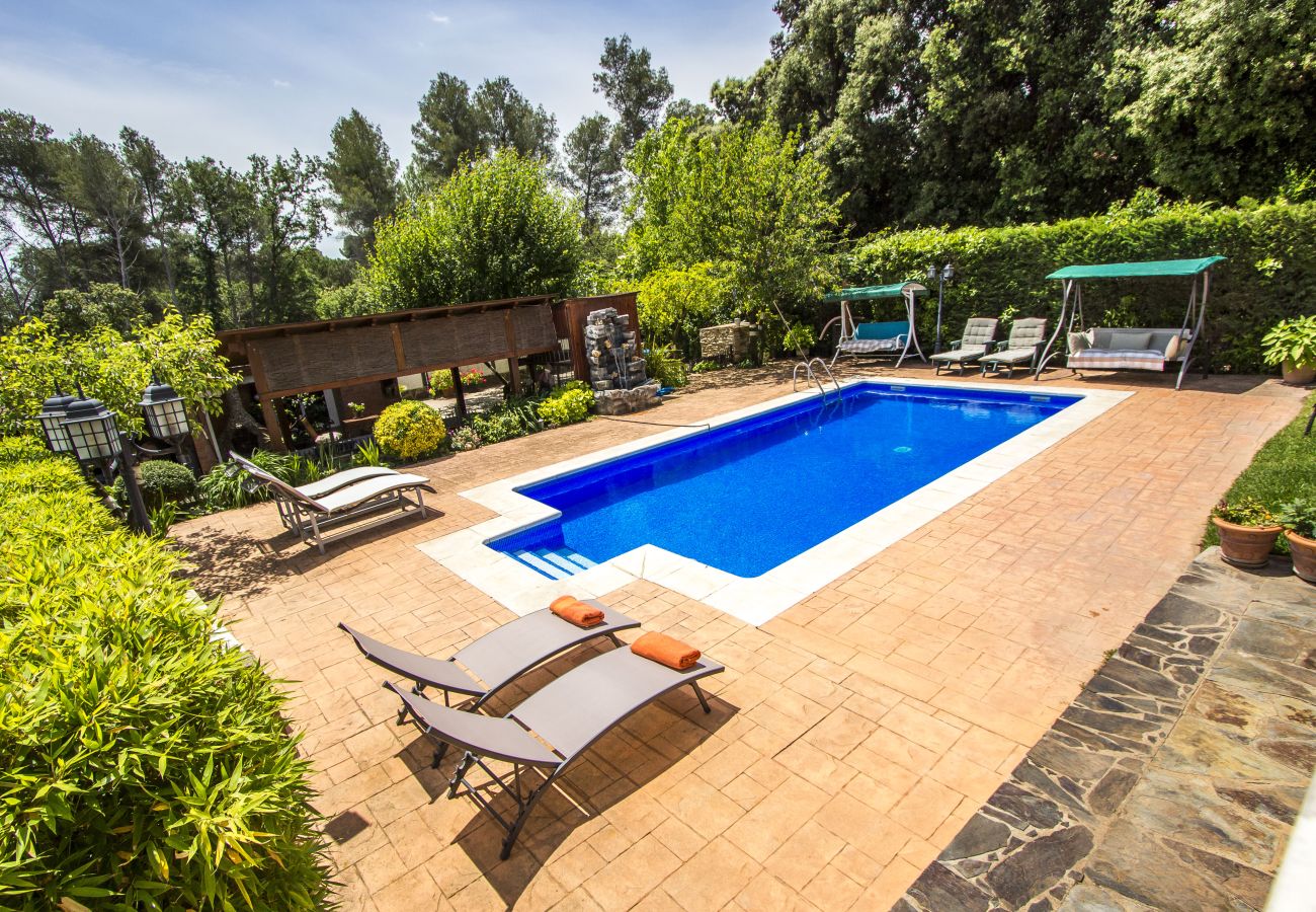 Villa in Sabadell - Nature, pool, tennis, 15 minutes to Barcelona!