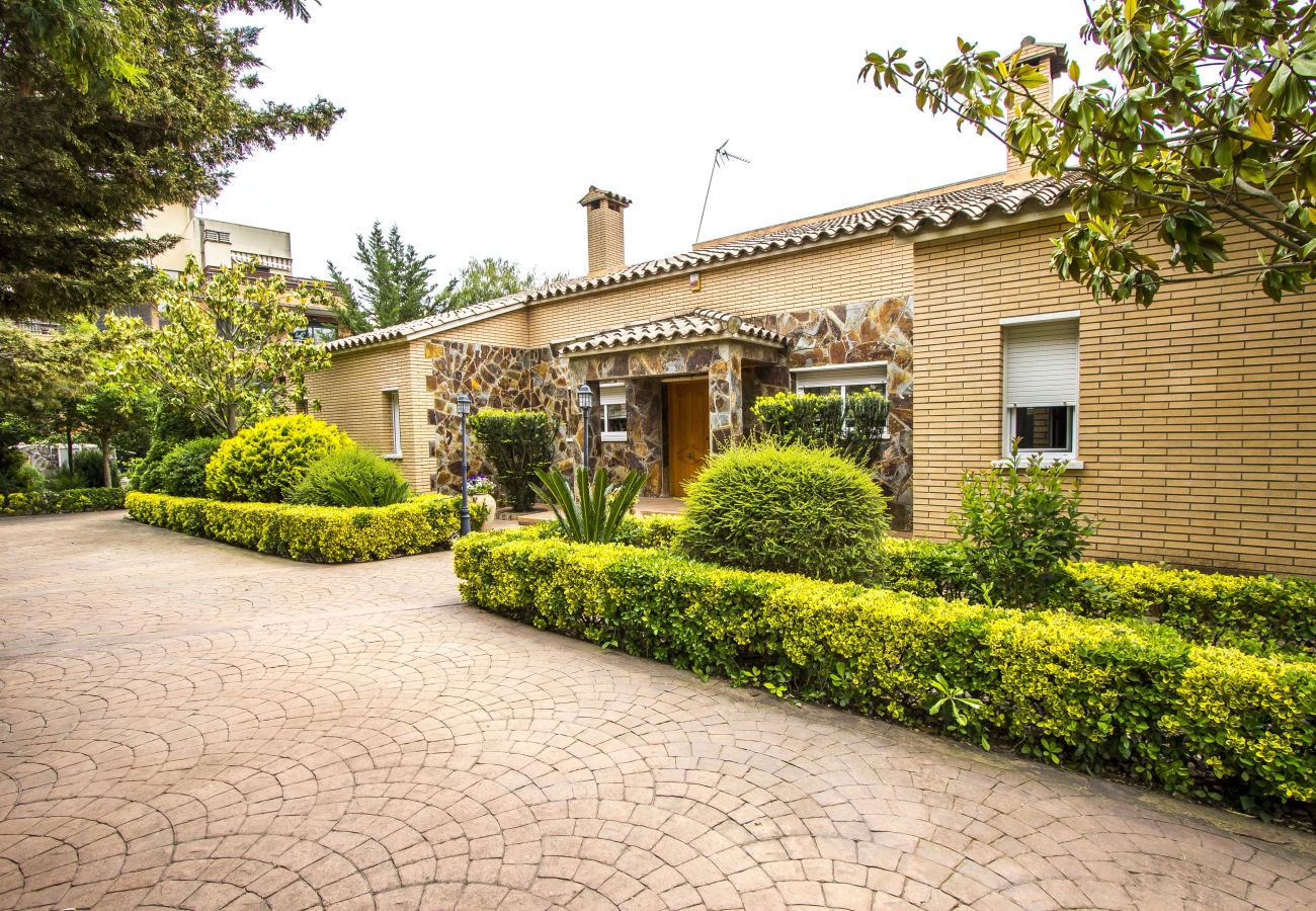 Villa in Sabadell - Nature, pool, tennis, 15 minutes to Barcelona!