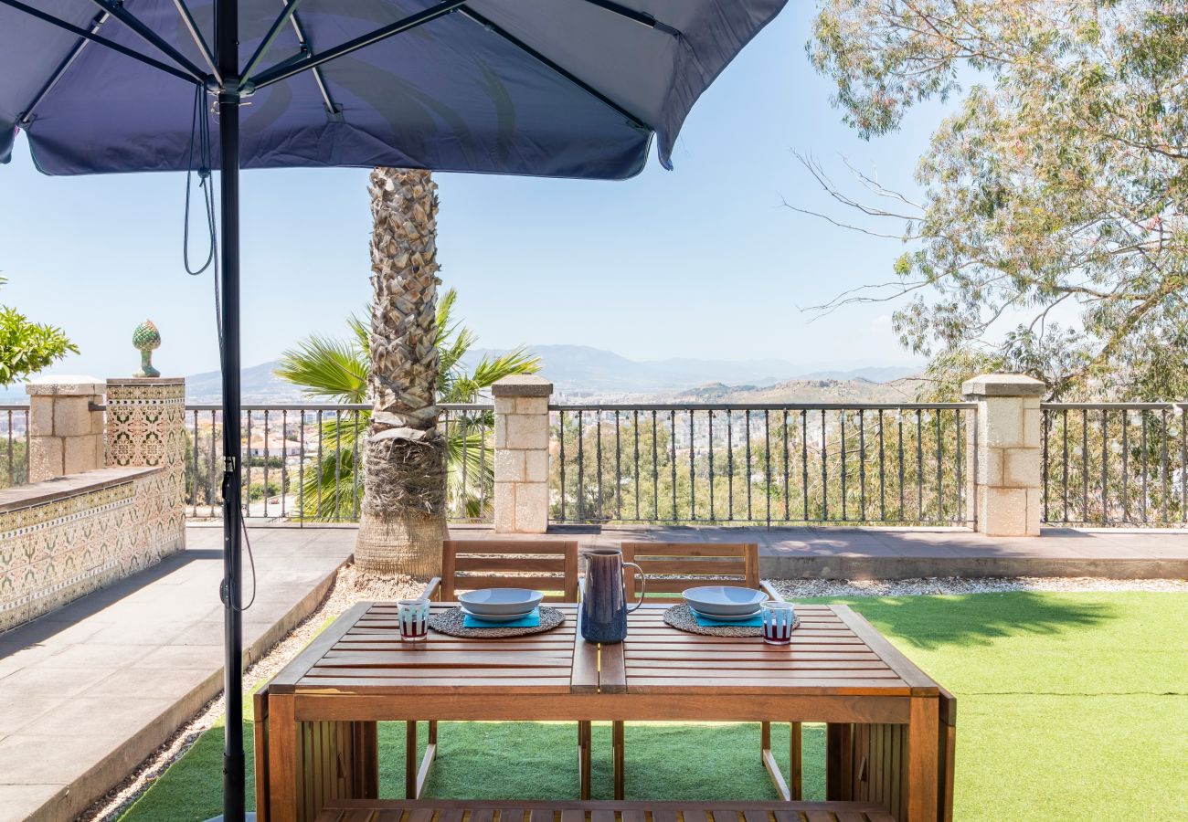 Apartment in Málaga - Serene Views in Málaga City - easy access to historic centre!