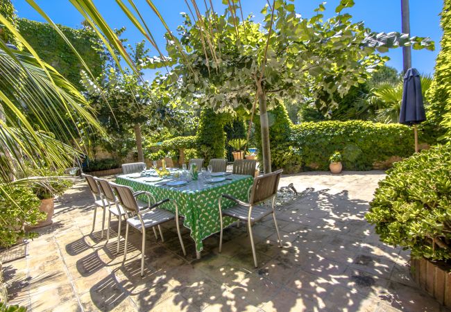 Villa in Santa Oliva - Escape into majestic history for 32 guests, just 14 minutes from Barcelona. Villa in Santa Oliva - Escape into majestic history for 32 guests, just 14 minutes from Barcelona.