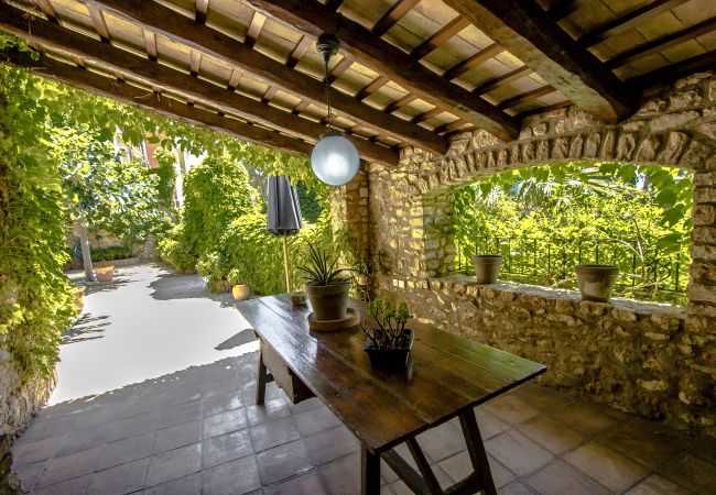 Villa in Santa Oliva - Escape into majestic history for 32 guests, just 14 minutes from Barcelona. Villa in Santa Oliva - Escape into majestic history for 32 guests, just 14 minutes from Barcelona.