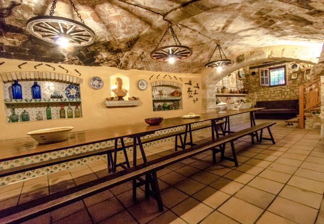 Villa in Santa Oliva - Escape into majestic history for 32 guests, just 14 minutes from Barcelona. Villa in Santa Oliva - Escape into majestic history for 32 guests, just 14 minutes from Barcelona.