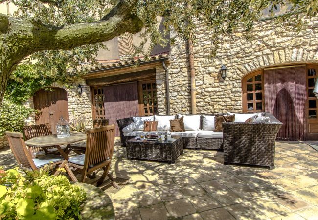 Villa in Santa Oliva - Escape into majestic history for 32 guests, just 14 minutes from Barcelona. Villa in Santa Oliva - Escape into majestic history for 32 guests, just 14 minutes from Barcelona.