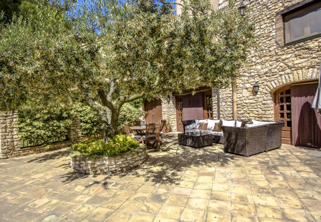Villa in Santa Oliva - Escape into majestic history for 32 guests, just 14 minutes from Barcelona. Villa in Santa Oliva - Escape into majestic history for 32 guests, just 14 minutes from Barcelona.