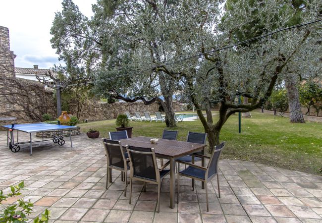 Villa in Santa Oliva - Escape into majestic history for 32 guests, just 14 minutes from Barcelona. Villa in Santa Oliva - Escape into majestic history for 32 guests, just 14 minutes from Barcelona.