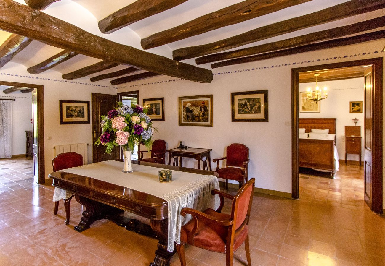 Villa in Santa Oliva - Escape into history and elegance at this majestic twin estate with a total capacity for 32 guests, just 14 minutes from Barcelona.
