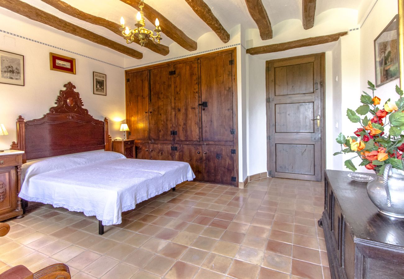 Villa in Santa Oliva - Escape into history and elegance at this majestic twin estate with a total capacity for 32 guests, just 14 minutes from Barcelona.