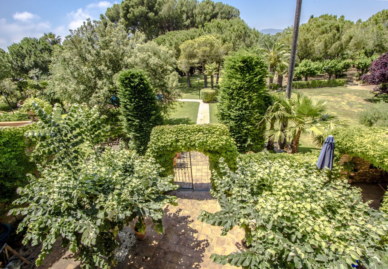 Villa in Santa Oliva - Escape into history and elegance at this majestic twin estate with a total capacity for 32 guests, just 14 minutes from Barcelona.