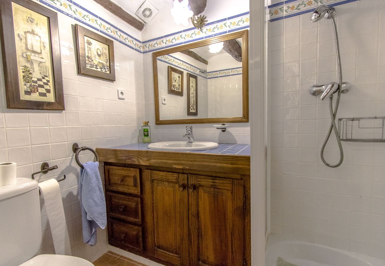 Villa in Santa Oliva - Escape into history and elegance at this majestic twin estate with a total capacity for 32 guests, just 14 minutes from Barcelona.