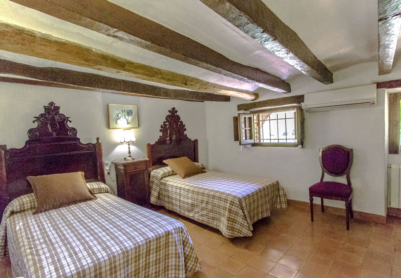 Villa in Santa Oliva - Escape into history and elegance at this majestic twin estate with a total capacity for 32 guests, just 14 minutes from Barcelona.