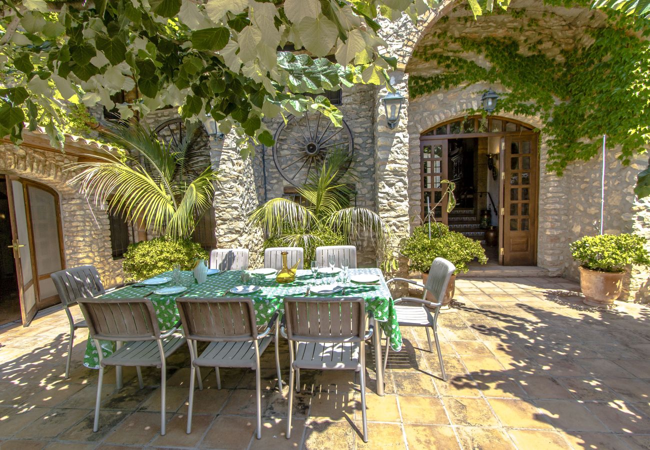 Villa in Santa Oliva - Escape into history and elegance at this majestic twin estate with a total capacity for 32 guests, just 14 minutes from Barcelona.