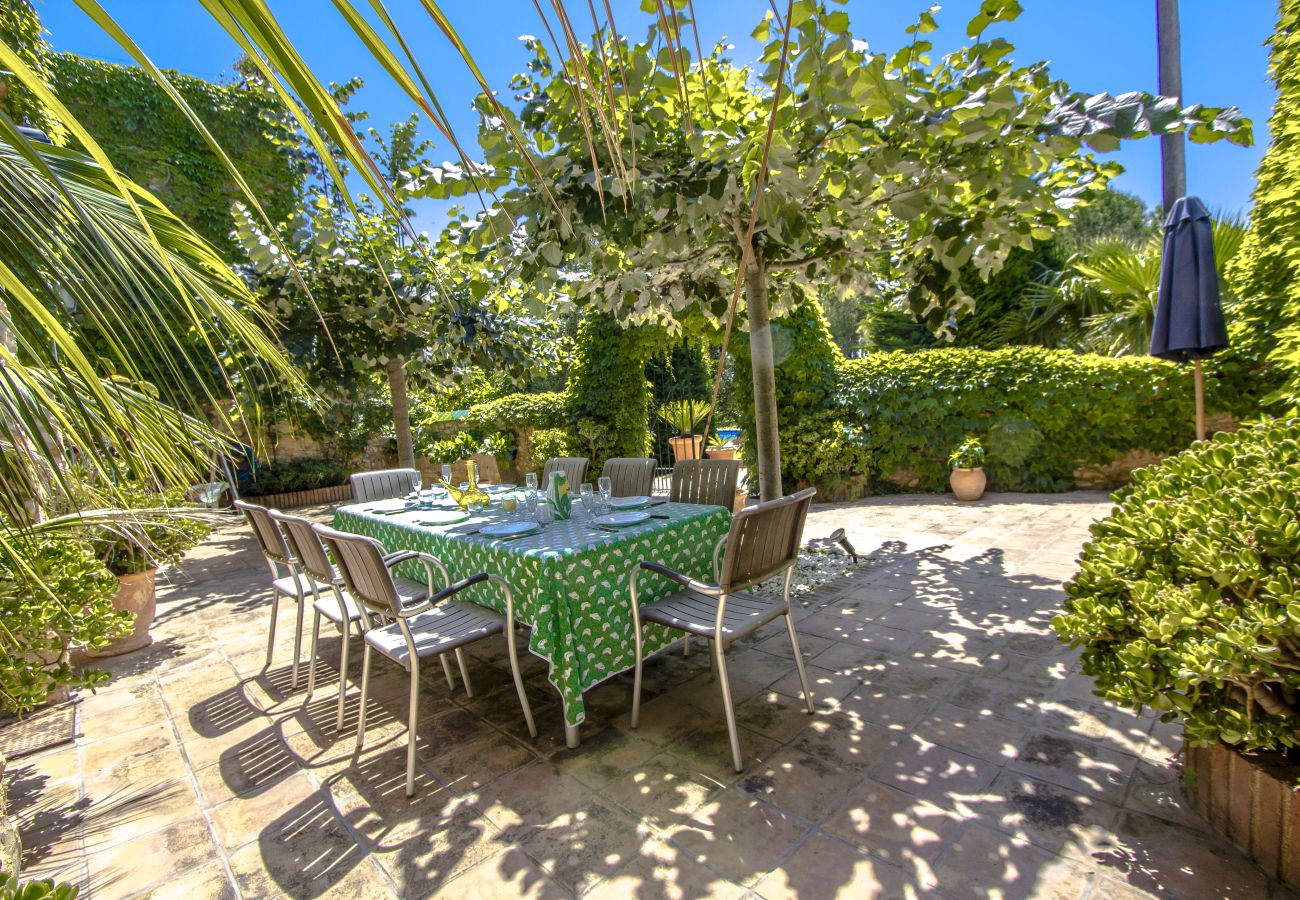 Villa in Santa Oliva - Escape into history and elegance at this majestic twin estate with a total capacity for 32 guests, just 14 minutes from Barcelona.