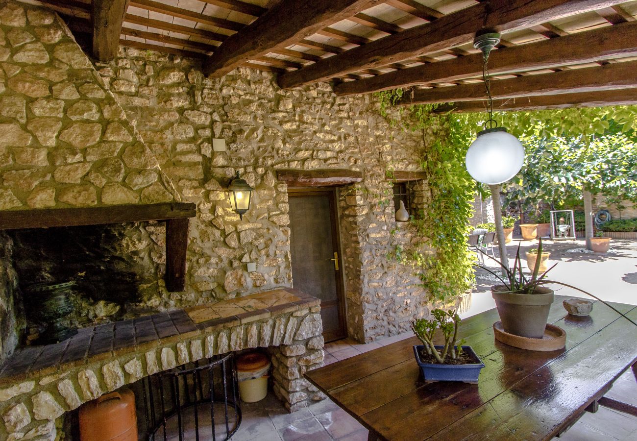 Villa in Santa Oliva - Escape into history and elegance at this majestic twin estate with a total capacity for 32 guests, just 14 minutes from Barcelona.