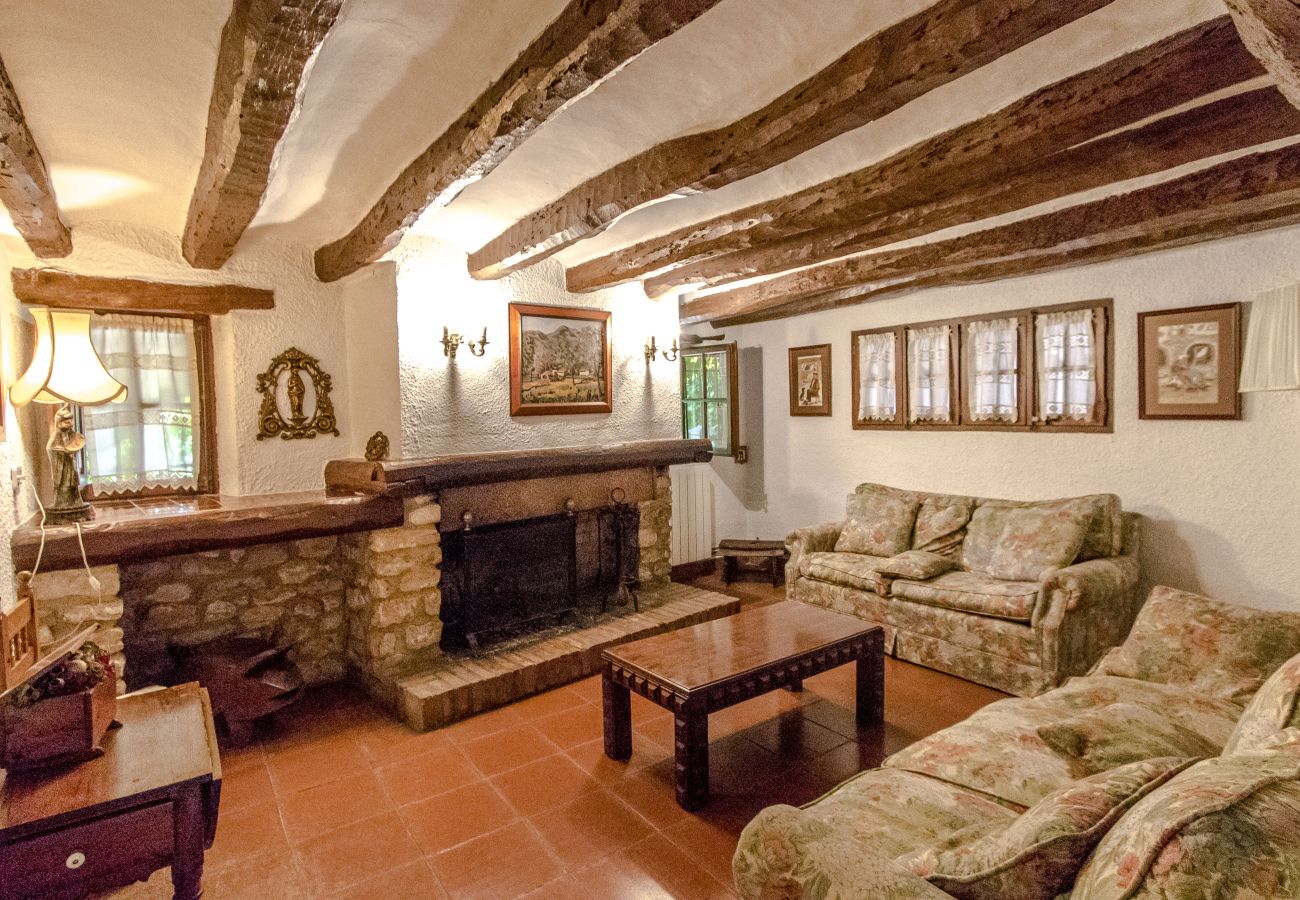 Villa in Santa Oliva - Escape into history and elegance at this majestic twin estate with a total capacity for 32 guests, just 14 minutes from Barcelona.