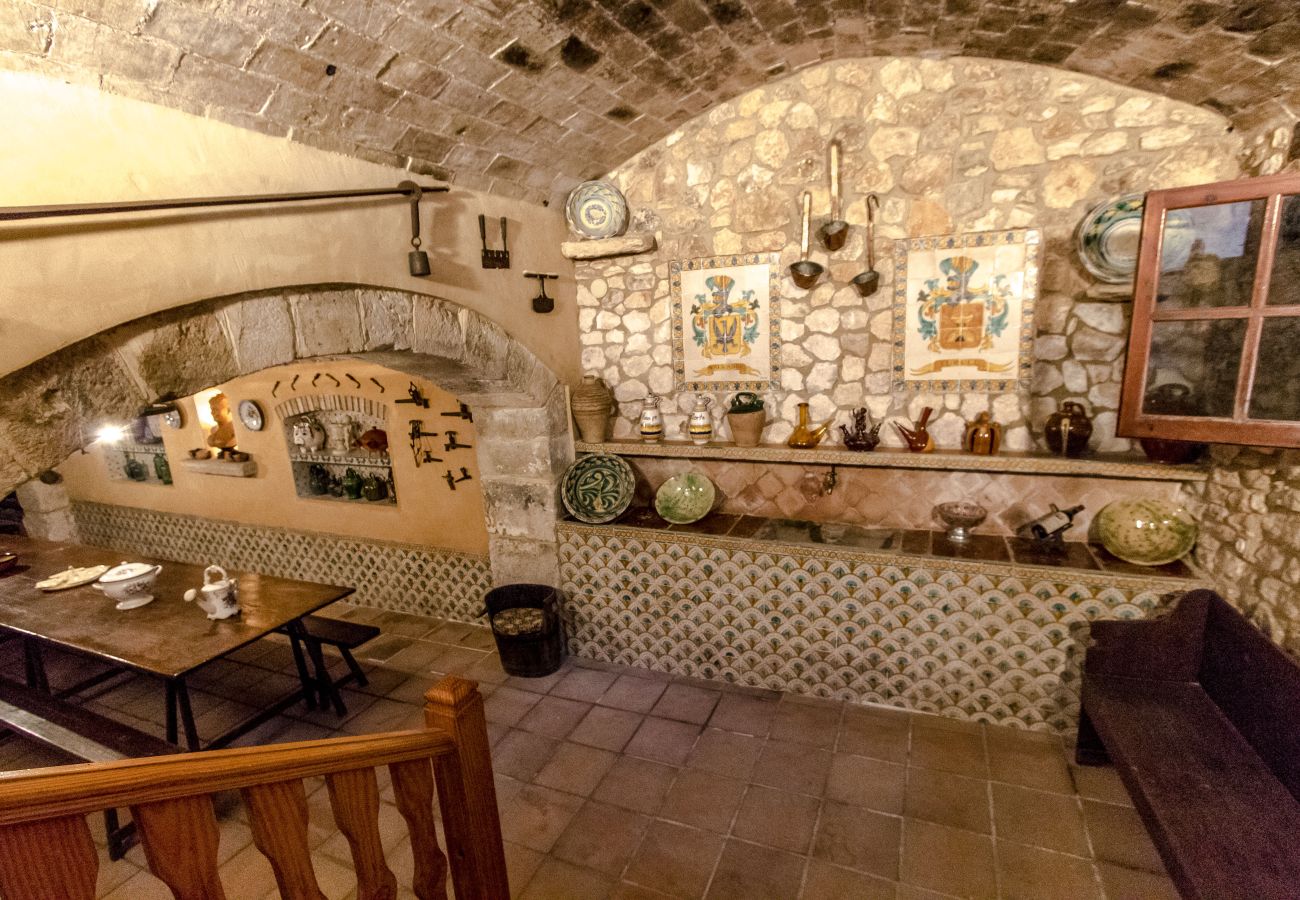 Villa in Santa Oliva - Escape into history and elegance at this majestic twin estate with a total capacity for 32 guests, just 14 minutes from Barcelona.
