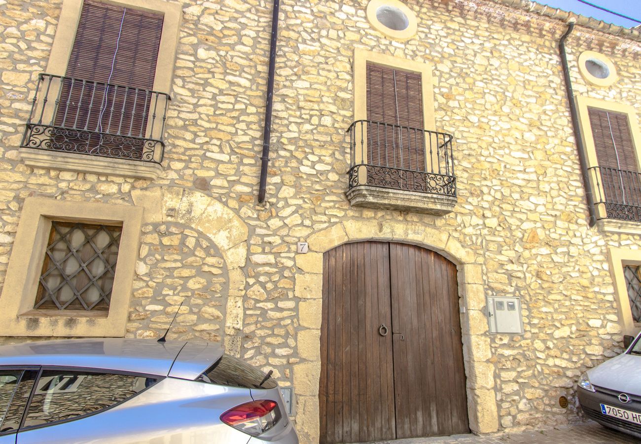 Villa in Santa Oliva - Escape into history and elegance at this majestic twin estate with a total capacity for 32 guests, just 14 minutes from Barcelona.