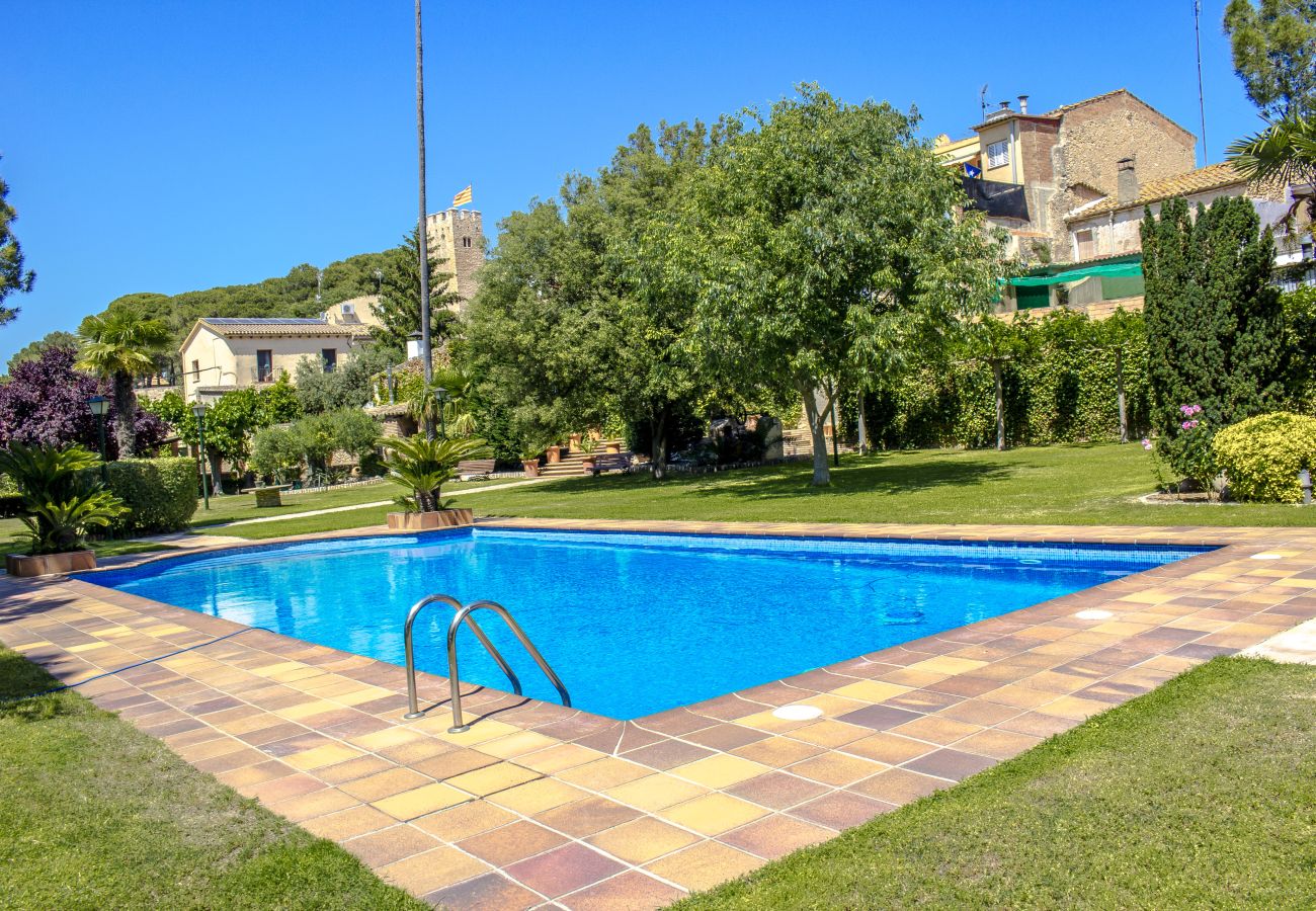Villa in Santa Oliva - Escape into history and elegance at this majestic twin estate with a total capacity for 32 guests, just 14 minutes from Barcelona.