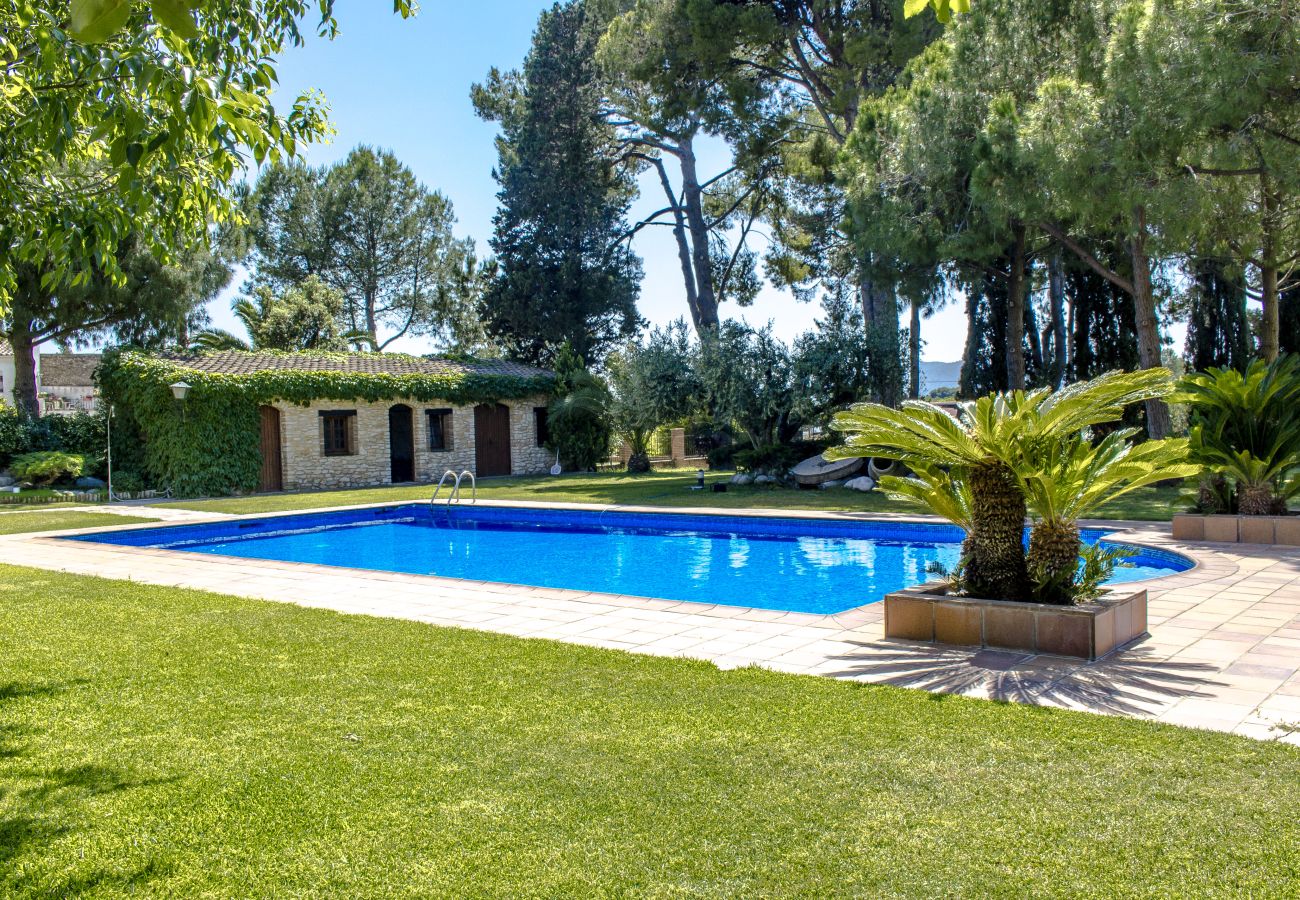 Villa in Santa Oliva - Escape into history and elegance at this majestic twin estate with a total capacity for 32 guests, just 14 minutes from Barcelona.