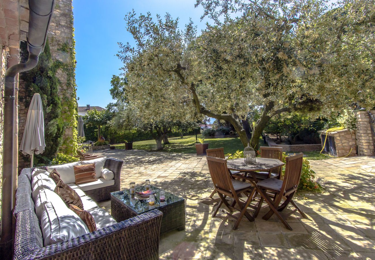 Villa in Santa Oliva - Escape into history and elegance at this majestic twin estate with a total capacity for 32 guests, just 14 minutes from Barcelona.