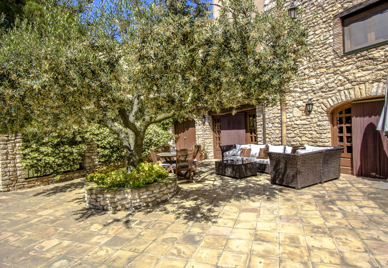Villa in Santa Oliva - Escape into history and elegance at this majestic twin estate with a total capacity for 32 guests, just 14 minutes from Barcelona.