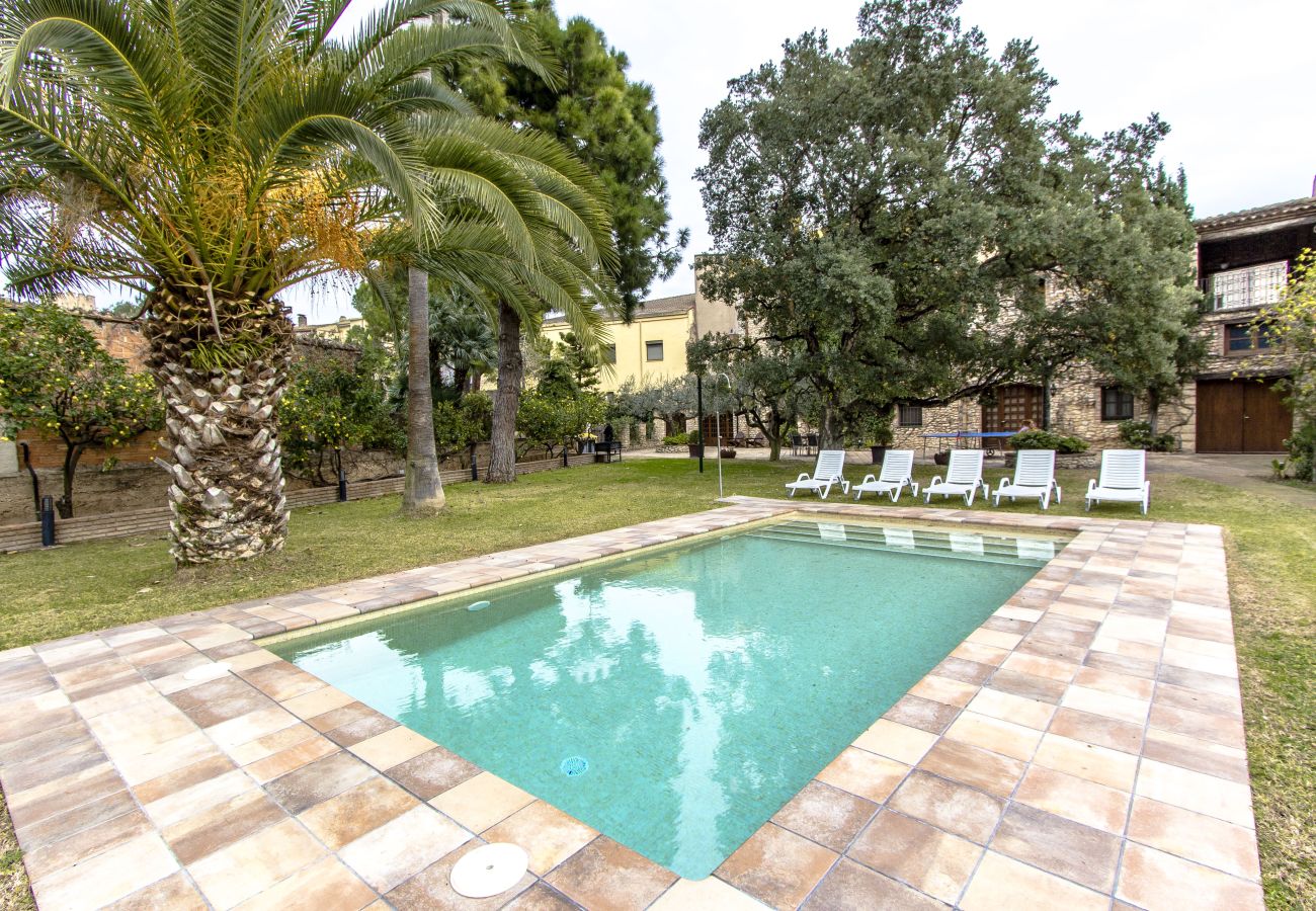 Villa in Santa Oliva - Escape into history and elegance at this majestic twin estate with a total capacity for 32 guests, just 14 minutes from Barcelona.
