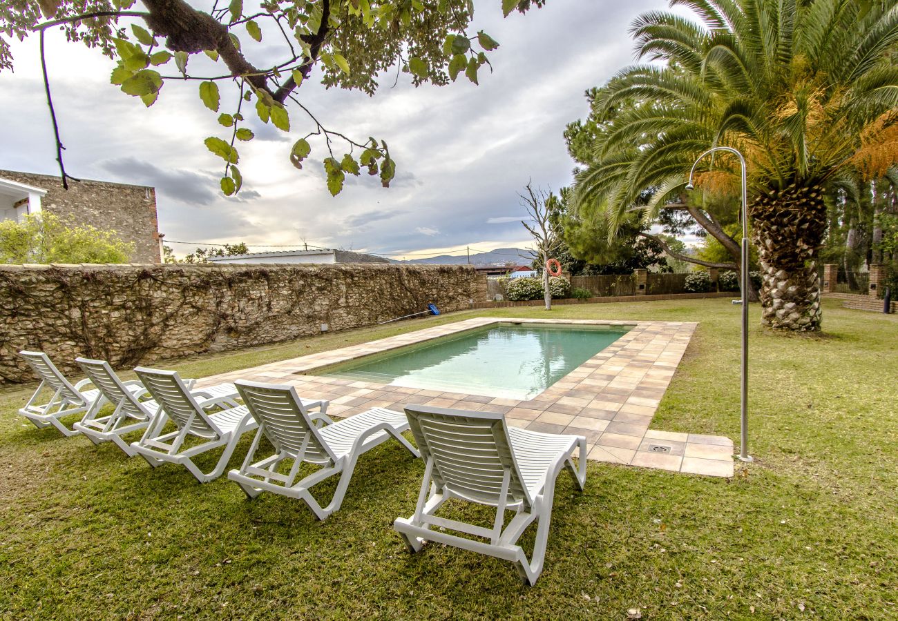 Villa in Santa Oliva - Escape into history and elegance at this majestic twin estate with a total capacity for 32 guests, just 14 minutes from Barcelona.