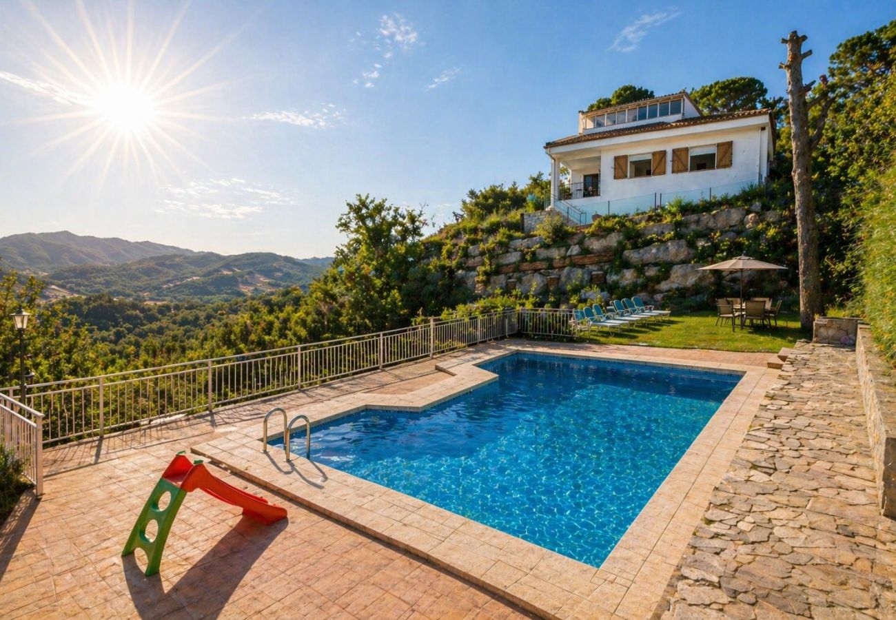 Villa in Sant Cebrià de Vallalta - Spectacular mountain views, just 4km to the beach
