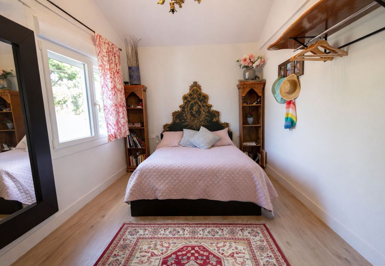 Villa in Llinars del Vallès - Charming pool villa near Barcelona - Walk to shops