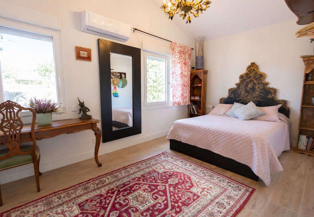 Villa in Llinars del Vallès - Charming pool villa near Barcelona - Walk to shops