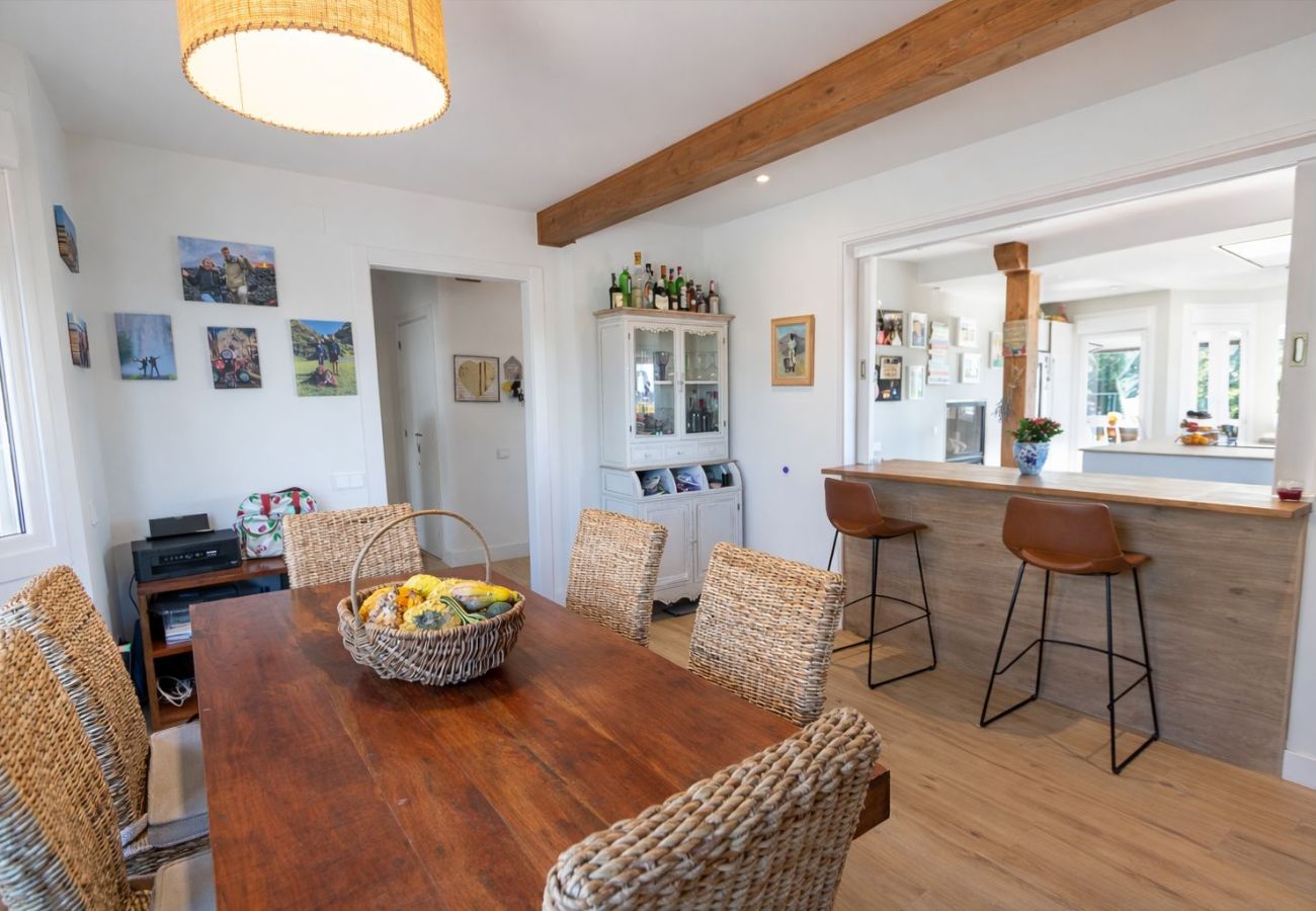 Villa in Llinars del Vallès - Charming pool villa near Barcelona - Walk to shops