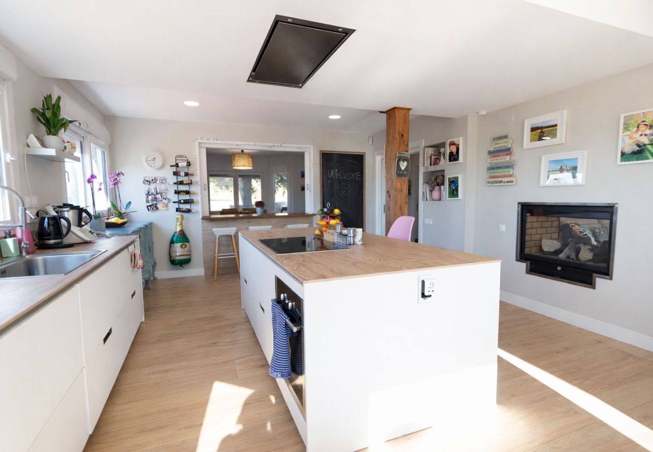 Villa in Llinars del Vallès - Charming pool villa near Barcelona - Walk to shops