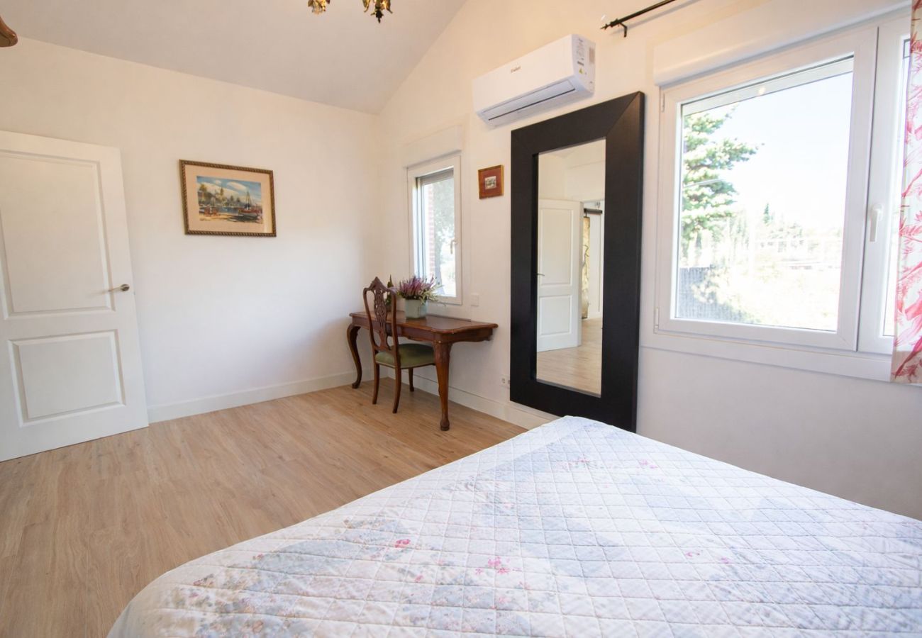 Villa in Llinars del Vallès - Charming pool villa near Barcelona - Walk to shops